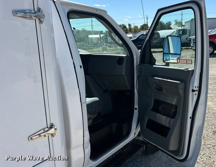 image for item ET3387 2018 Ford E450 Super Duty refrigerated delivery truck