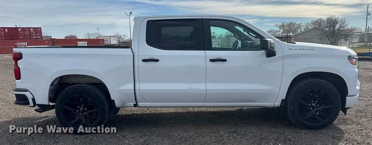 image for item ET4053 2022 Chevrolet Silverado 1500 Crew Cab pickup truck