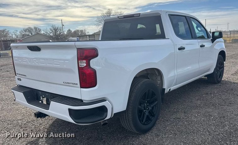 image for item ET4053 2022 Chevrolet Silverado 1500 Crew Cab pickup truck