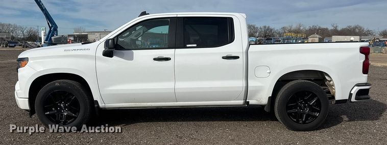image for item ET4053 2022 Chevrolet Silverado 1500 Crew Cab pickup truck