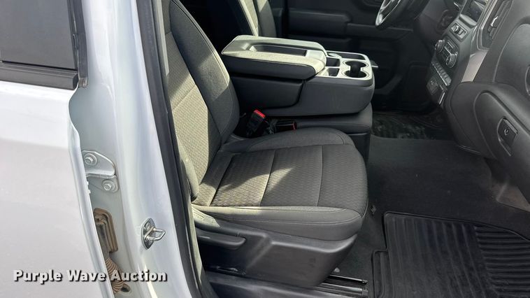 image for item ET4053 2022 Chevrolet Silverado 1500 Crew Cab pickup truck