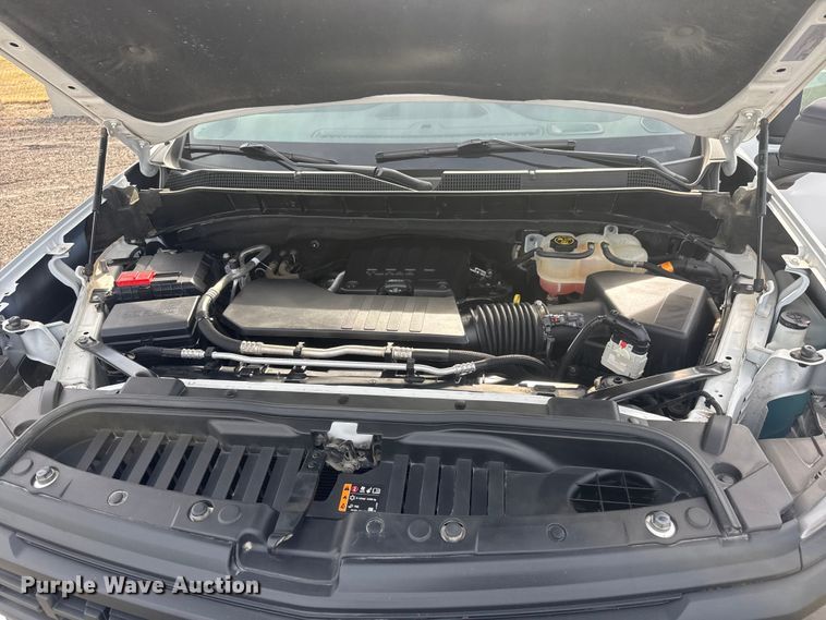 image for item ET4053 2022 Chevrolet Silverado 1500 Crew Cab pickup truck