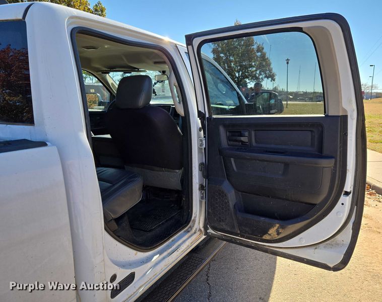 image for item ET5285 2013 RAM 2500 Crew Cab pickup truck