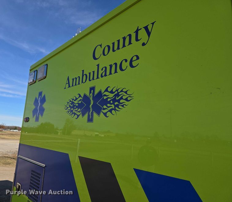 image for item ET5326 2015 Ford F550 Super Duty XLT ambulance