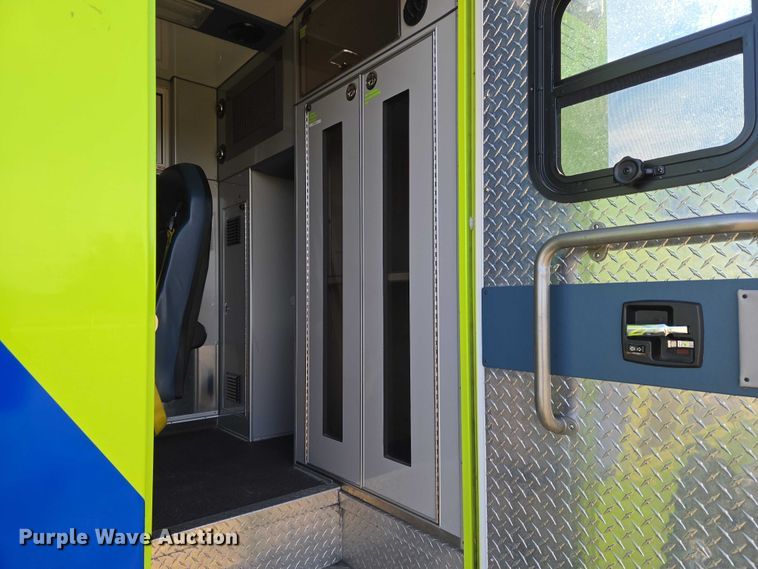 image for item ET5326 2015 Ford F550 Super Duty XLT ambulance