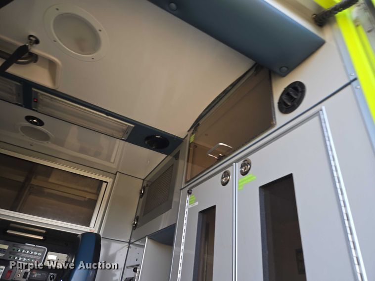 image for item ET5326 2015 Ford F550 Super Duty XLT ambulance