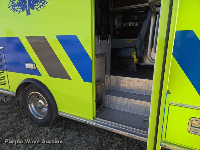 image for item ET5326 2015 Ford F550 Super Duty XLT ambulance