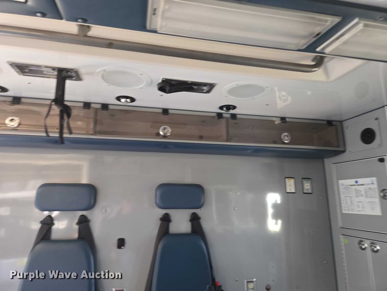 image for item ET5326 2015 Ford F550 Super Duty XLT ambulance