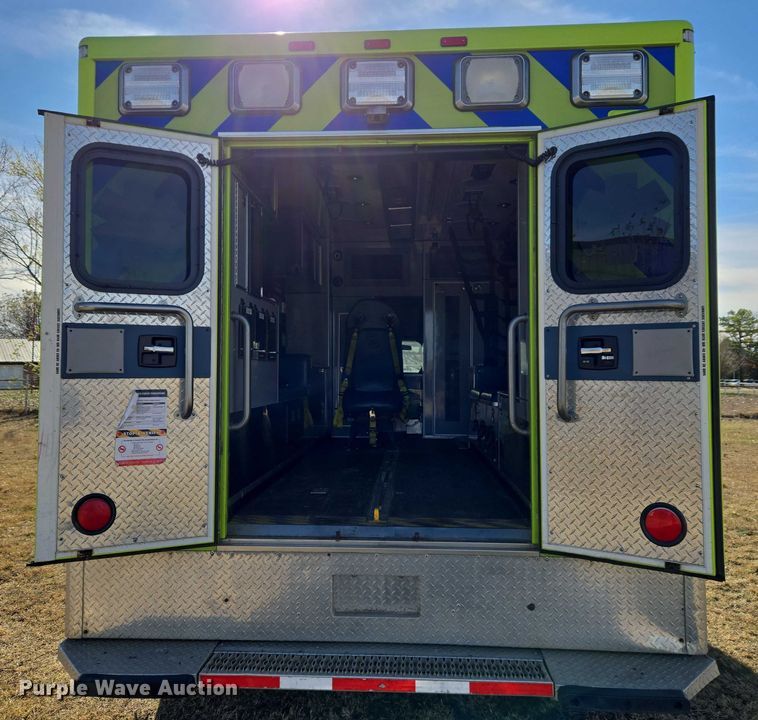 image for item ET5326 2015 Ford F550 Super Duty XLT ambulance