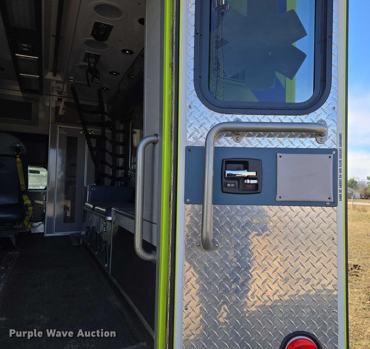 image for item ET5326 2015 Ford F550 Super Duty XLT ambulance