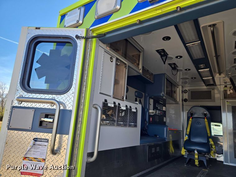 image for item ET5326 2015 Ford F550 Super Duty XLT ambulance