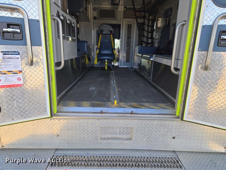 image for item ET5326 2015 Ford F550 Super Duty XLT ambulance