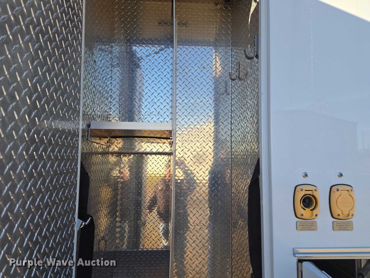 image for item ET5331 2015 Ford F550 Super Duty XLT ambulance