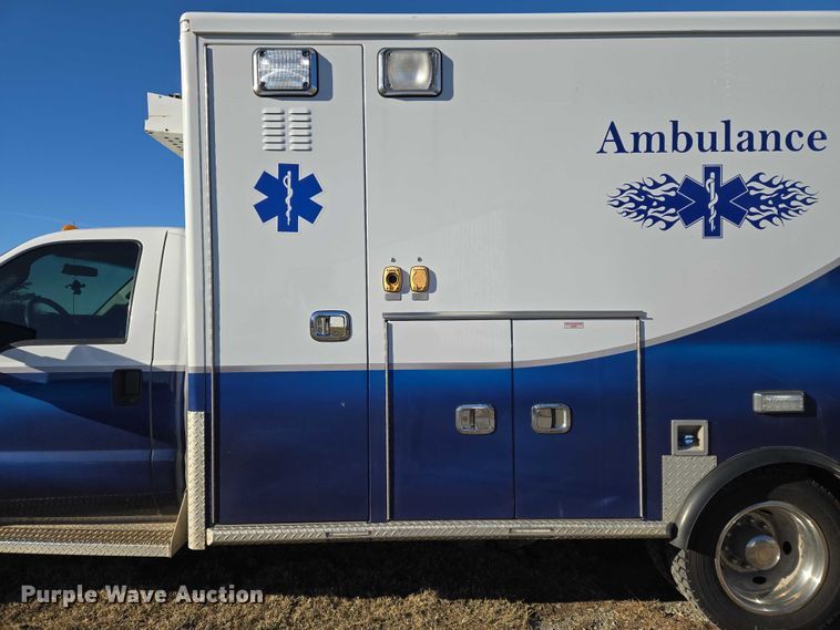 image for item ET5331 2015 Ford F550 Super Duty XLT ambulance