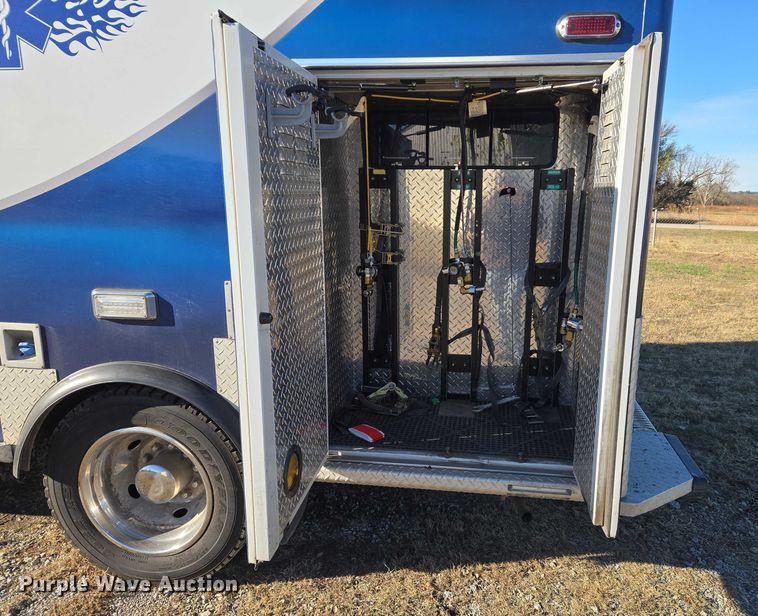 image for item ET5331 2015 Ford F550 Super Duty XLT ambulance