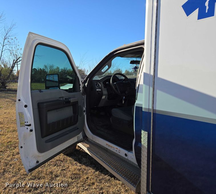 image for item ET5331 2015 Ford F550 Super Duty XLT ambulance