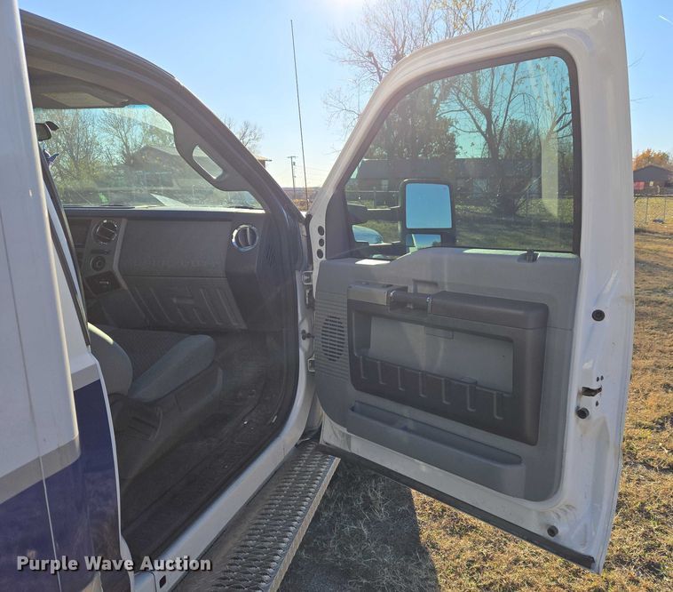 image for item ET5331 2015 Ford F550 Super Duty XLT ambulance