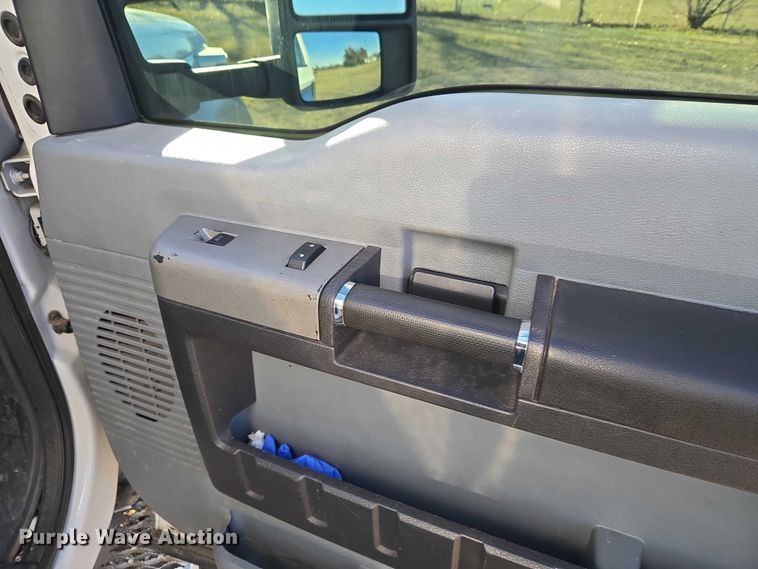 image for item ET5331 2015 Ford F550 Super Duty XLT ambulance