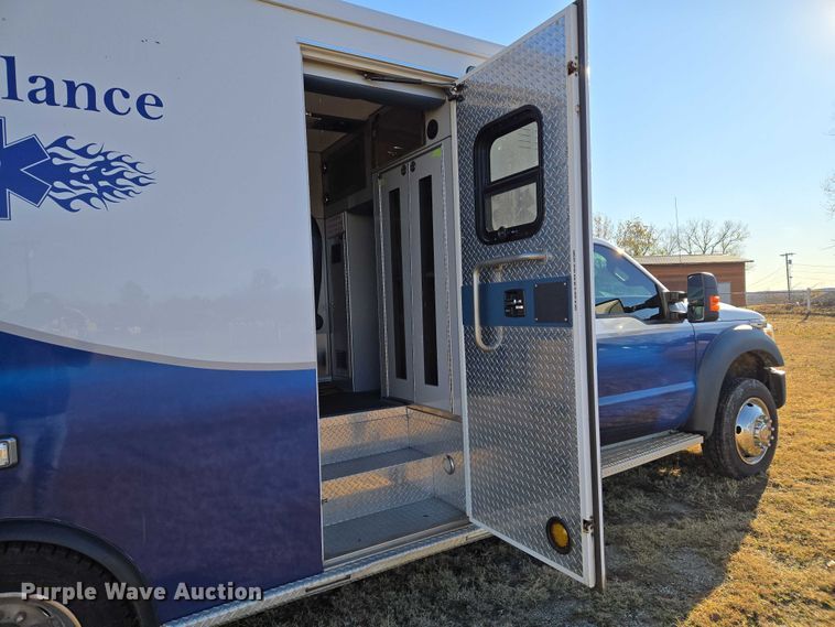 image for item ET5331 2015 Ford F550 Super Duty XLT ambulance