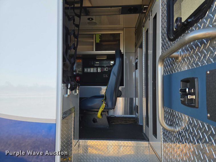 image for item ET5331 2015 Ford F550 Super Duty XLT ambulance