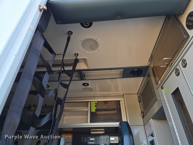 image for item ET5331 2015 Ford F550 Super Duty XLT ambulance