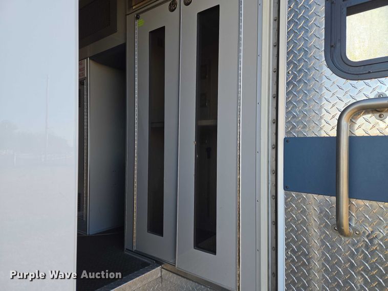 image for item ET5331 2015 Ford F550 Super Duty XLT ambulance