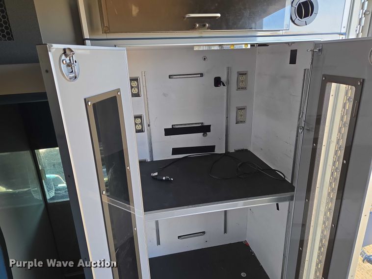 image for item ET5331 2015 Ford F550 Super Duty XLT ambulance