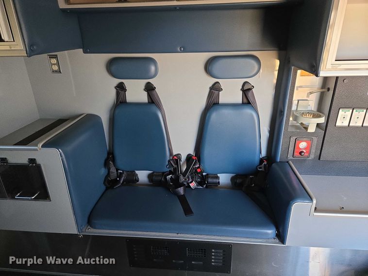 image for item ET5331 2015 Ford F550 Super Duty XLT ambulance