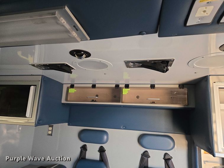 image for item ET5331 2015 Ford F550 Super Duty XLT ambulance