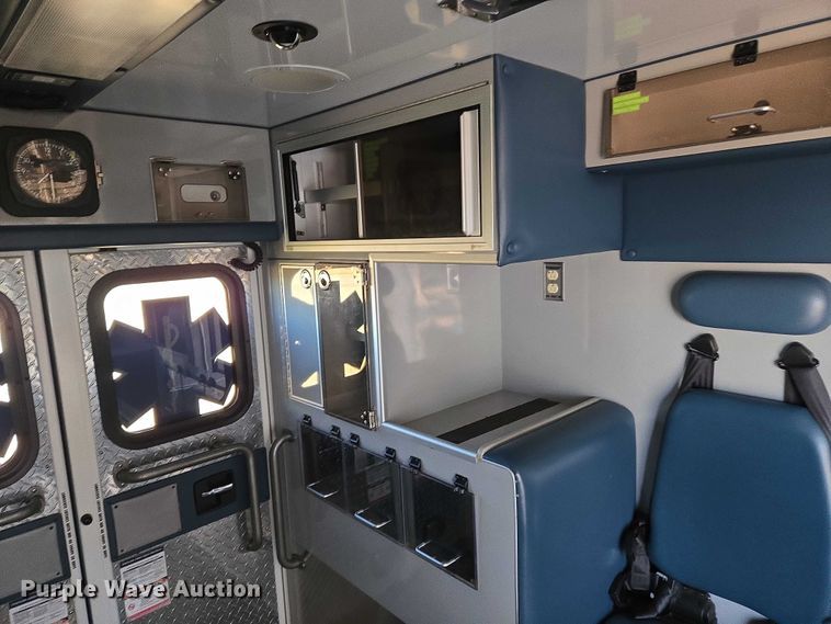 image for item ET5331 2015 Ford F550 Super Duty XLT ambulance