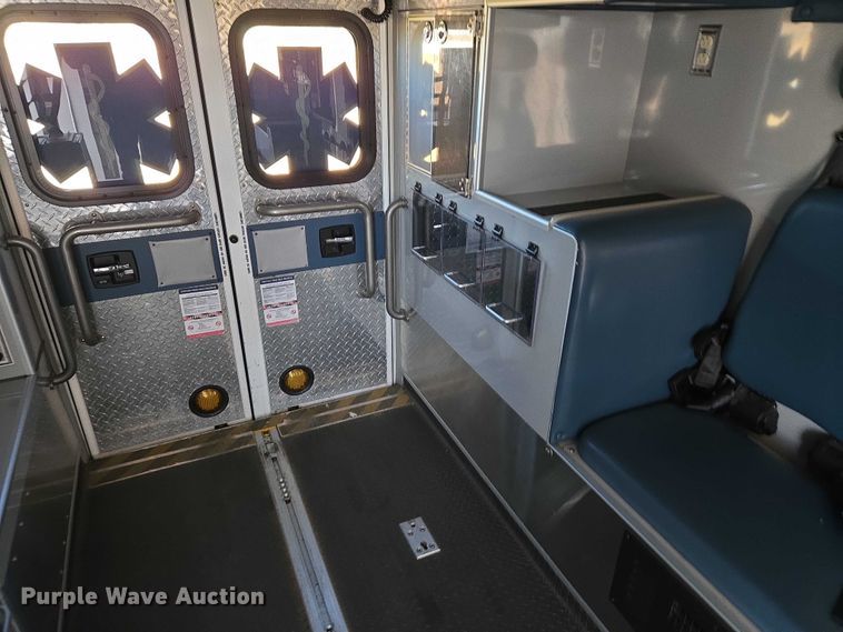 image for item ET5331 2015 Ford F550 Super Duty XLT ambulance