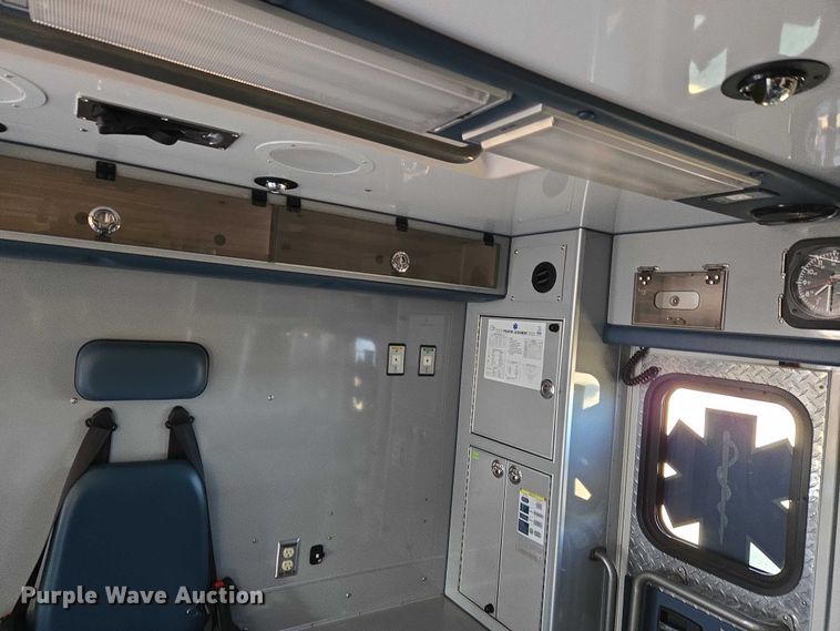 image for item ET5331 2015 Ford F550 Super Duty XLT ambulance