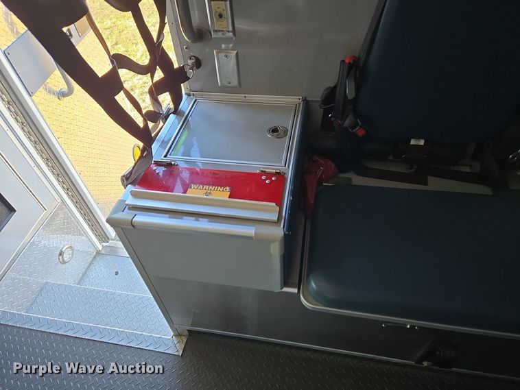 image for item ET5331 2015 Ford F550 Super Duty XLT ambulance