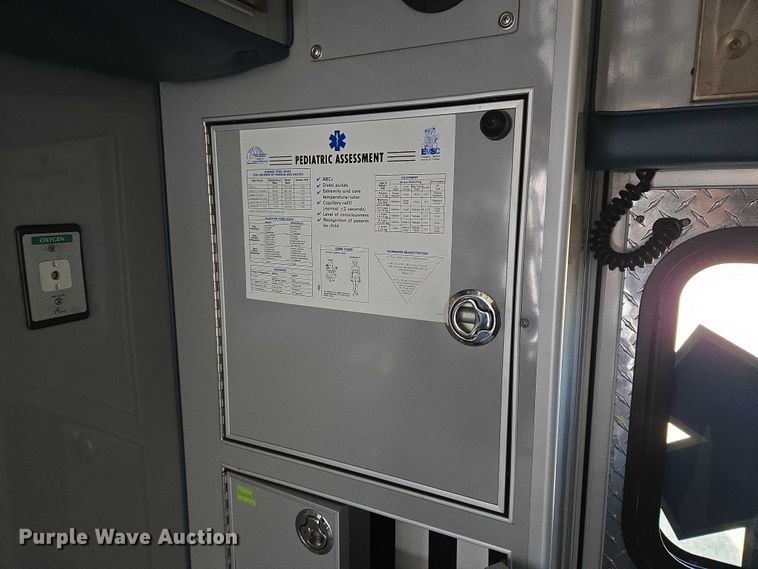 image for item ET5331 2015 Ford F550 Super Duty XLT ambulance