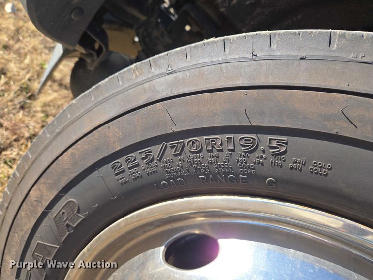 image for item ET5331 2015 Ford F550 Super Duty XLT ambulance