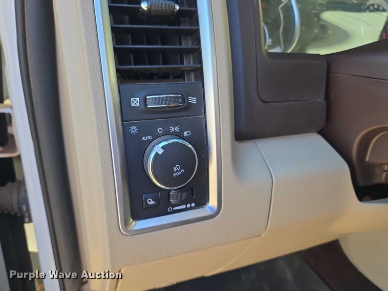 image for item ET5346 2018 RAM 1500 Crew Cab pickup truck