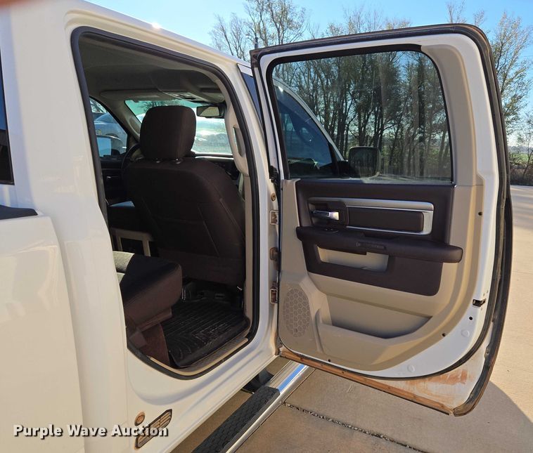 image for item ET5346 2018 RAM 1500 Crew Cab pickup truck