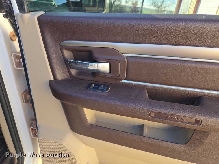 image for item ET5346 2018 RAM 1500 Crew Cab pickup truck