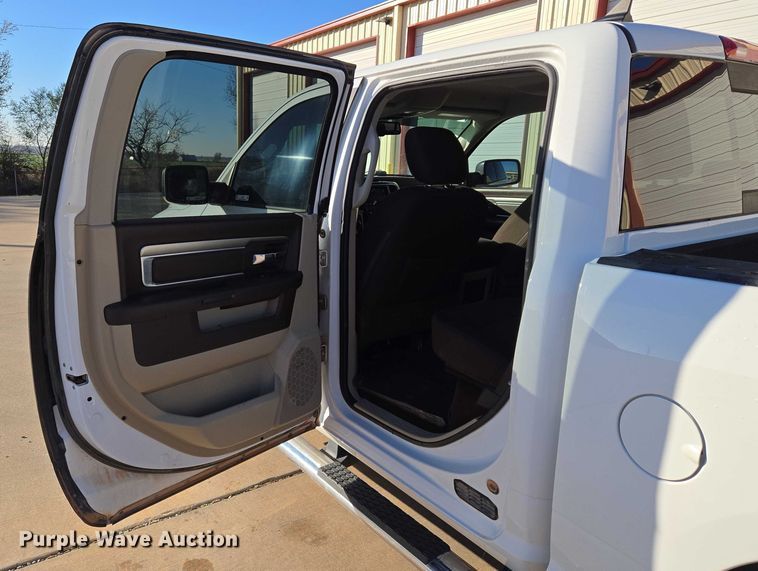 image for item ET5346 2018 RAM 1500 Crew Cab pickup truck