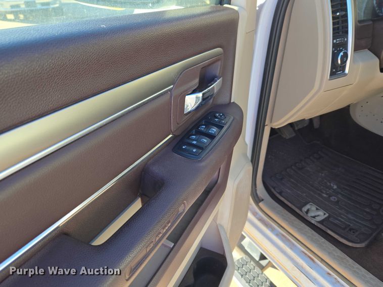 image for item ET5347 2017 RAM 1500 Crew Cab pickup truck