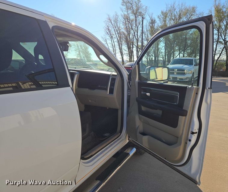 image for item ET5347 2017 RAM 1500 Crew Cab pickup truck