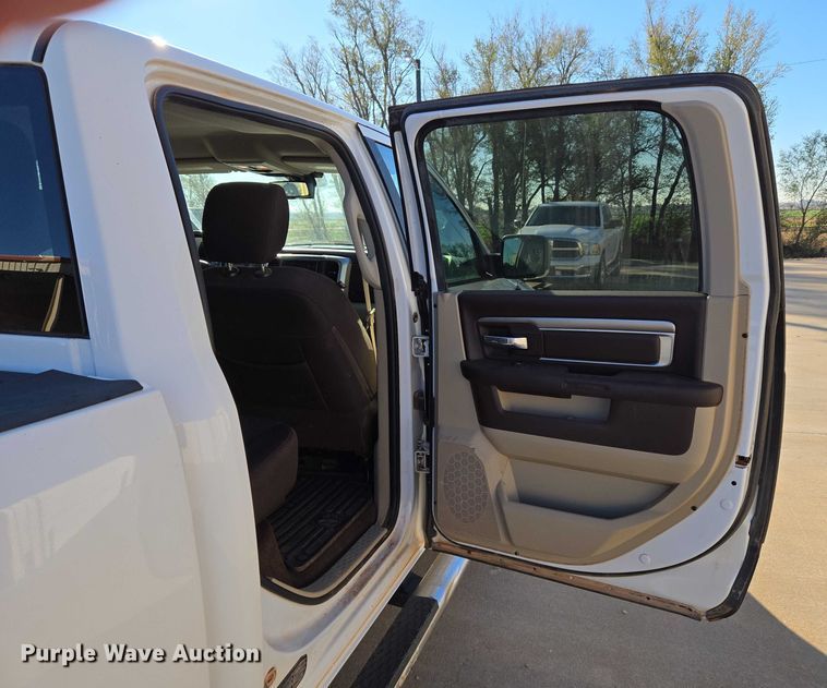 image for item ET5347 2017 RAM 1500 Crew Cab pickup truck