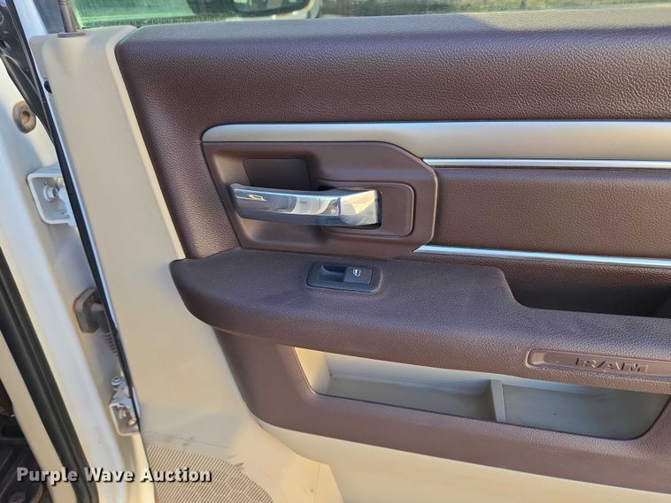 image for item ET5347 2017 RAM 1500 Crew Cab pickup truck