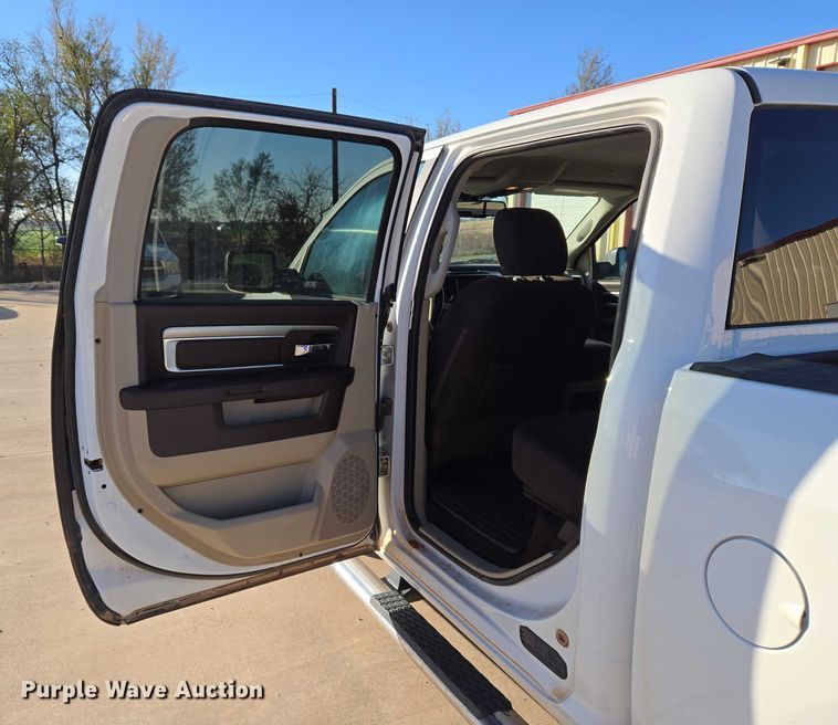 image for item ET5347 2017 RAM 1500 Crew Cab pickup truck