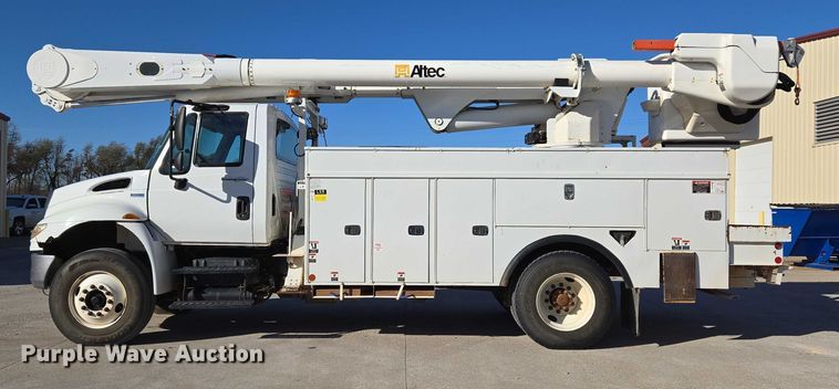 image for item ET5348 2013 International DuraStar 4400 bucket truck