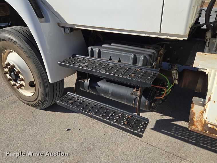 image for item ET5348 2013 International DuraStar 4400 bucket truck