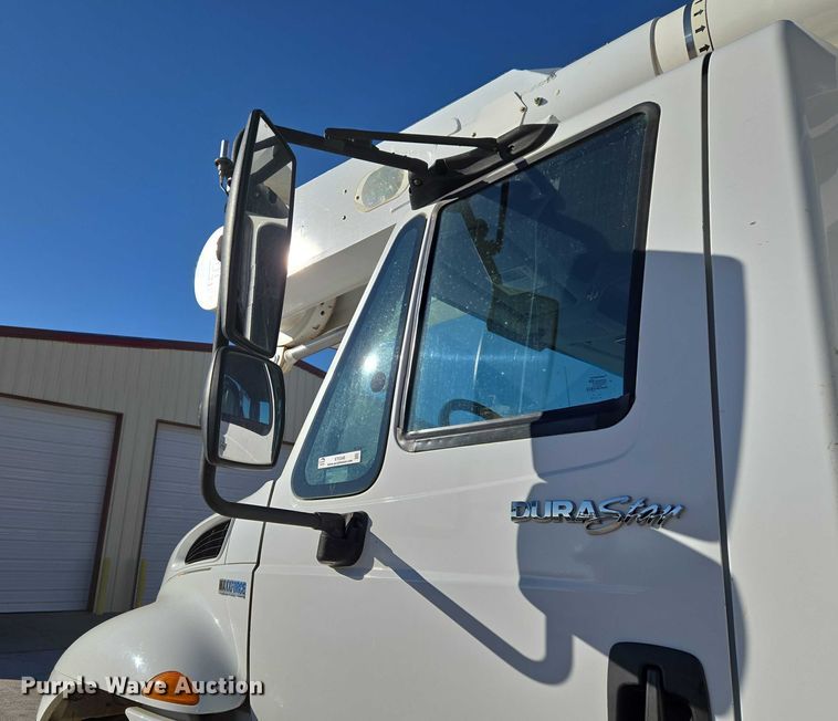 image for item ET5348 2013 International DuraStar 4400 bucket truck