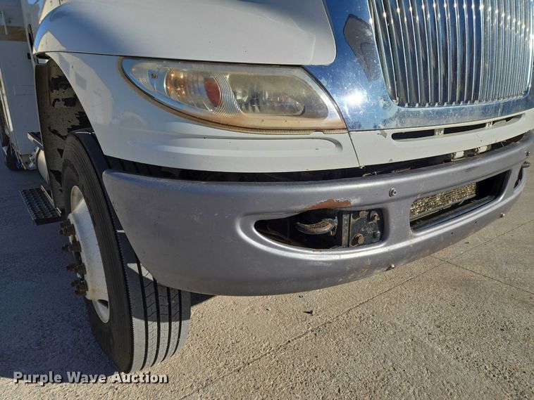 image for item ET5348 2013 International DuraStar 4400 bucket truck