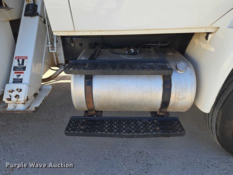 image for item ET5348 2013 International DuraStar 4400 bucket truck