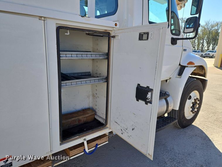 image for item ET5348 2013 International DuraStar 4400 bucket truck